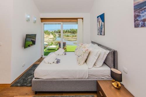 Ένα ή περισσότερα κρεβάτια σε δωμάτιο στο Amazing Villa Ele