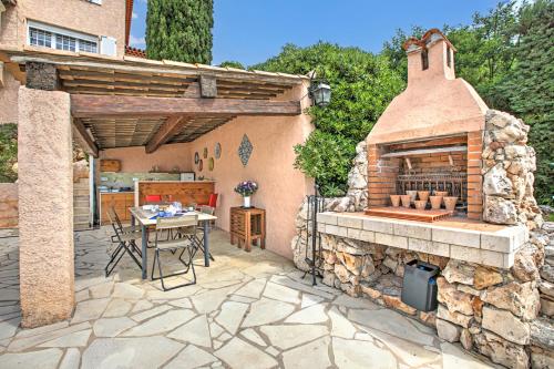 une terrasse en pierre avec une table et une cheminée dans l'établissement Casa Del Sole, à Anthéor
