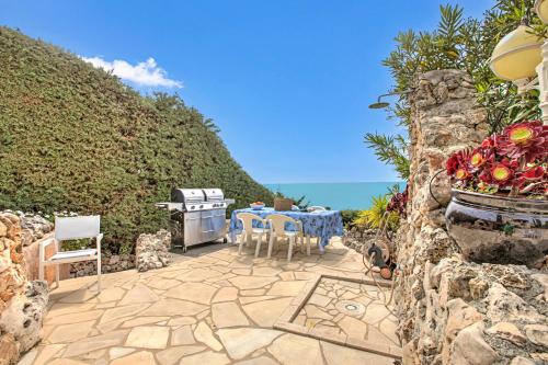 une terrasse en pierre avec une table et un grill dans l'établissement Casa Del Sole, à Anthéor