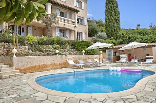 une piscine devant une maison dans l'établissement Casa Del Sole, à Anthéor