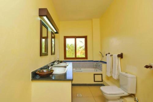 Bilik mandi di Shanzu Oceanfront Apartments, La Mera
