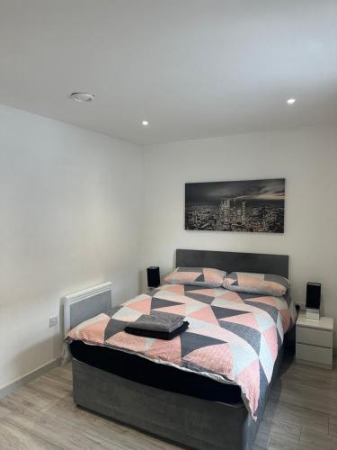 una camera da letto con un letto e un quadro sul muro di Noahs Corner a Milford Haven