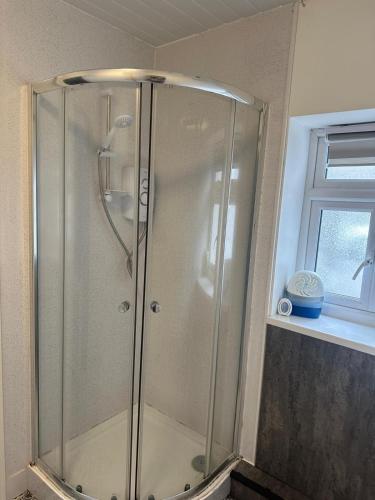 una cabina doccia in un bagno con finestra di Noahs Corner a Milford Haven