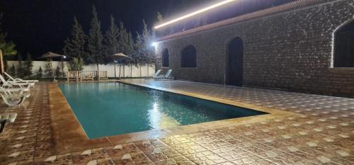 Bazén v ubytování Auberge Dar Laazouzi nebo v jeho okolí