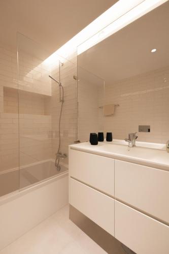 Modern 2BR Apartment with Pool, Gym & Garden