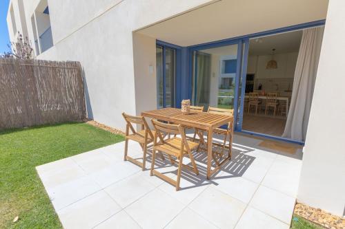 Modern 2BR Apartment with Pool, Gym & Garden