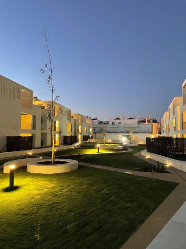 Modern 2BR Apartment with Pool, Gym & Garden
