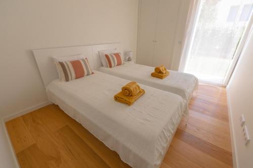 Modern 2BR Apartment with Pool, Gym & Garden