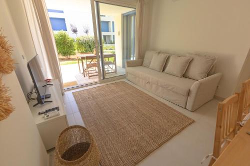 Modern 2BR Apartment with Pool, Gym & Garden