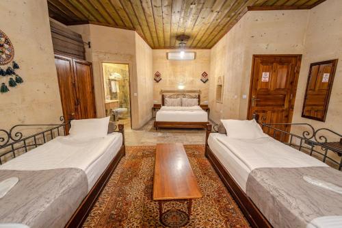 Letto o letti in una camera di Osmanbey Cave House