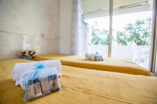 deux lits dans une chambre d'hôtel avec des serviettes dessus dans l'établissement Appartement et Parking Cannes Center by Connexion, à Cannes