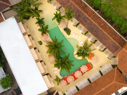 an overhead view of a beach with palm trees and a swimming pool at Divino Gili Air in Gili Air