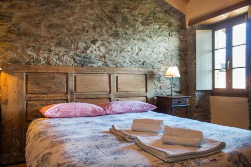 サン・シーロにあるCasa San Martino Lago Di Comoのベッドルーム1室(ベッド1台、タオル2枚付)