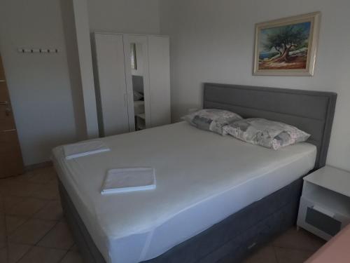 Ένα ή περισσότερα κρεβάτια σε δωμάτιο στο Apartmani Lučić - Privlaka