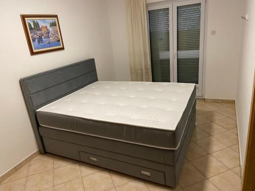 Ένα ή περισσότερα κρεβάτια σε δωμάτιο στο Apartmani Lučić - Privlaka