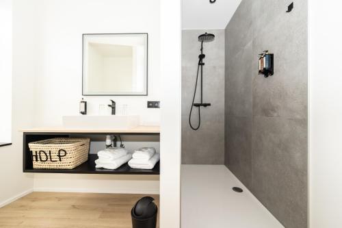 une salle de bain avec un lavabo et une douche dans l'établissement Hôtel de la Poste, à Gedinne