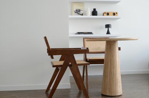 une table en bois et une chaise à côté d'un bureau dans l'établissement Appartement t'Zuid with underground parking, à Anvers