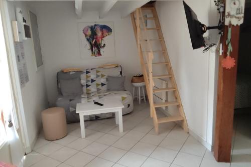 une petite pièce avec une échelle et un canapé dans l'établissement Little house with terrace on the oceanfront, à Moliets-et-Maa