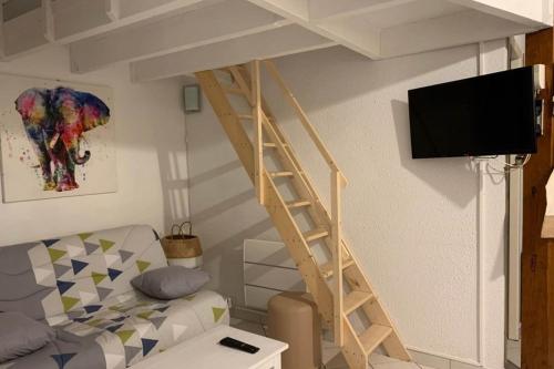 - un salon avec des lits superposés et une échelle dans l'établissement Little house with terrace on the oceanfront, à Moliets-et-Maa
