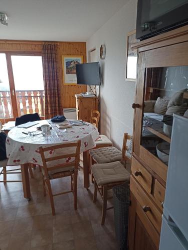 une cuisine avec une table et une salle à manger dans l'établissement LaPerdrixBlanche, à Thollon-les-Mémises