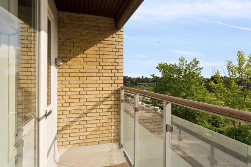 Spacious apartment in Risskov with free parkingにあるバルコニーまたはテラス