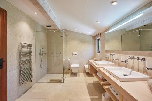 une salle de bain avec deux lavabos et une douche dans l'établissement Villa Fortune, Saint-Tropez, à Saint-Tropez