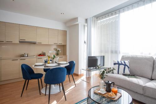 ein Wohnzimmer mit Tisch und Stühlen und einer Couch in der Unterkunft SingularStays Edificio La Pergola in Castellón de la Plana