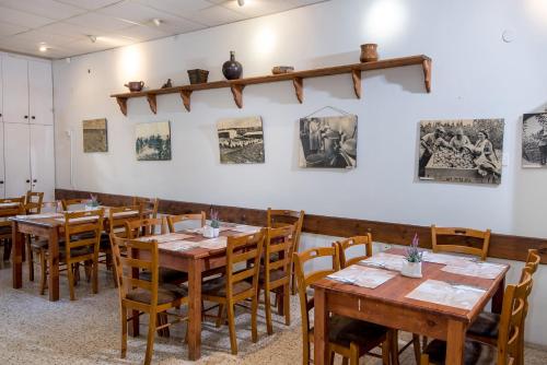 A restaurant or other place to eat at Zohar Badeshe