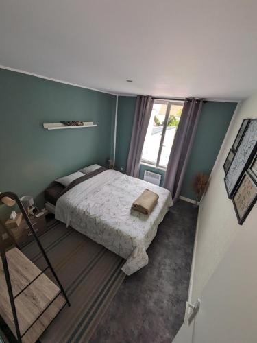 une petite chambre avec un lit et une fenêtre dans l'établissement Crôque d'Opale, à Ambleteuse