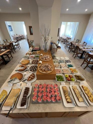a long table with many different types of food at Hotel Liu in Lido di Camaiore