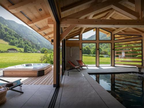 une maison avec une piscine et une baignoire dans l'établissement Chalet Julena - OVO Network, à Thônes