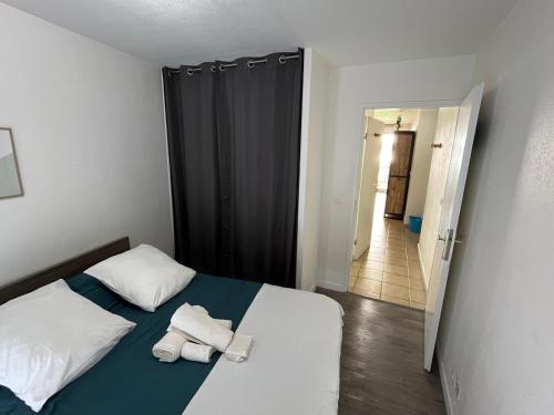 une chambre avec un lit avec deux serviettes dessus dans l'établissement Beau T2 emplacement idéal, à Annemasse