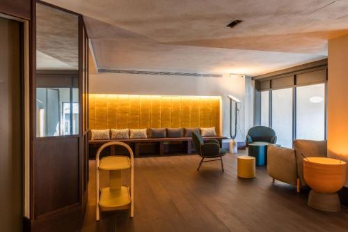 a living room with a couch and chairs at Onix Fira in Barcelona