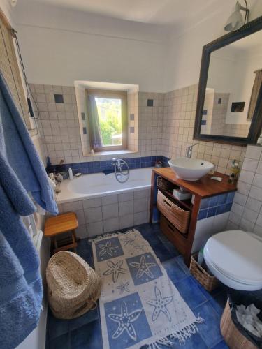 une salle de bain avec une baignoire, un lavabo et des toilettes dans l'établissement Un petit coin de tranquile près de la mer, à Vallauris