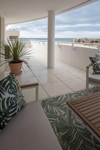 Elle comprend un balcon offrant une vue sur la plage. dans l'établissement Valras-Loc Archipel Panarea Horizon Bleu, à Valras-Plage