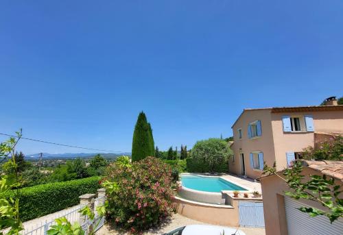une villa avec une piscine à côté d'un bâtiment dans l'établissement La Villa Saint Roch, à Malaucène