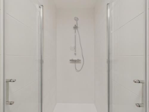 une salle de bain avec une douche avec pommeau de douche dans l'établissement Vue rivière - Bel appartement avec balcon pour 8, à Saint-Gilles-Croix-de-Vie