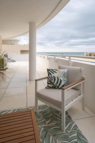 - un banc sur un balcon avec vue sur la plage dans l'établissement Valras-Loc Archipel Panarea Horizon Bleu, à Valras-Plage