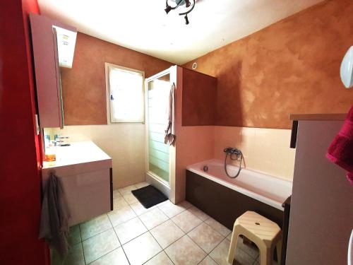 une salle de bain avec une baignoire et un lavabo et une baignoire dans l'établissement La Villa Saint Roch, à Malaucène