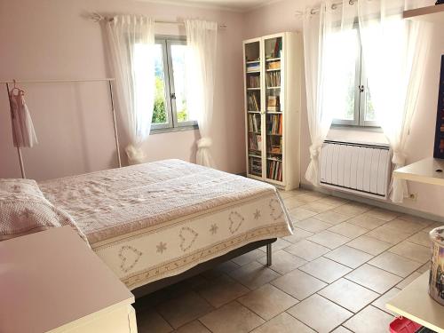 une chambre avec un lit et deux fenêtres dans l'établissement La Villa Saint Roch, à Malaucène
