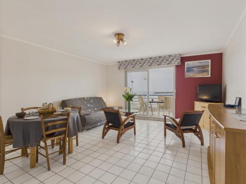 une cuisine et un salon avec une table et des chaises dans l'établissement Vue mer - 25m de la plage, appartement pour 4, à Erquy