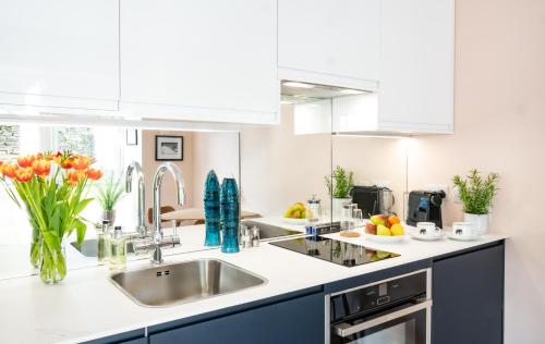 Dapur atau dapur kecil di Cosy lakeland flat between Bowness & Windermere