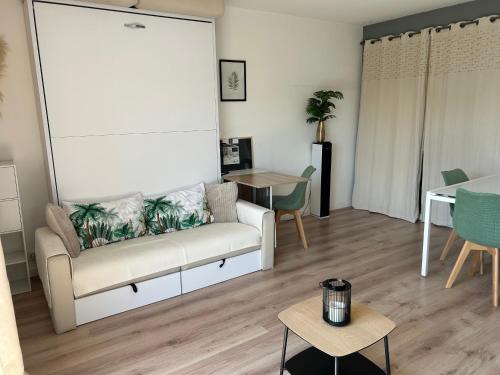 un salon avec un canapé et une table dans l'établissement T1 Aix-en-Provence, à Aix-en-Provence