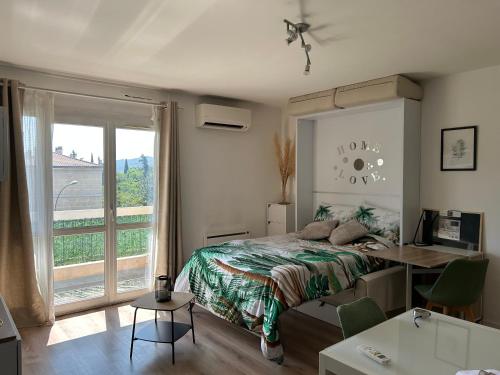 une chambre avec un lit, un bureau et une fenêtre dans l'établissement T1 Aix-en-Provence, à Aix-en-Provence