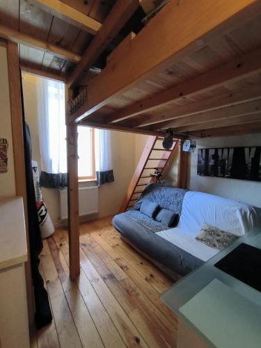 une chambre avec un lit superposé et un escalier dans l'établissement Charmant apartement au coeur de Briançon, à Briançon
