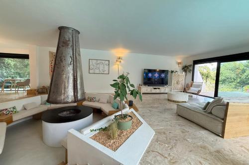 un salon avec un canapé et une cheminée dans l'établissement Magnificent modern villa - swimming pool - terrace - garden, à Biot