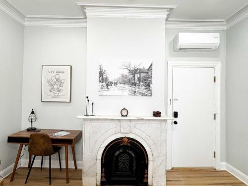 Imagine din galeria proprietății Jennifer's Spa-Like Historic Broadway Getaway în Providence