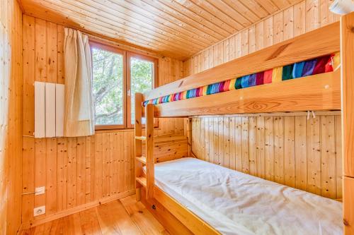 ein Schlafzimmer mit zwei Etagenbetten in einer Kabine in der Unterkunft Bungalow Californie 48 in Vendays-Montalivet