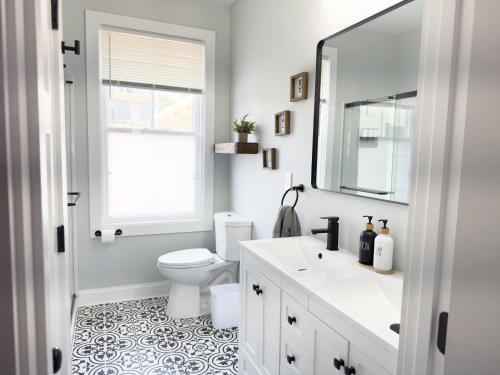 Ένα μπάνιο στο Jennifer's Stylish & Modern Broadway Getaway