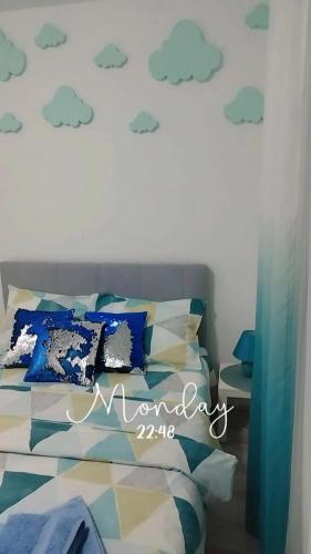 Una cama o camas en una habitación de SAMI APARTMAN